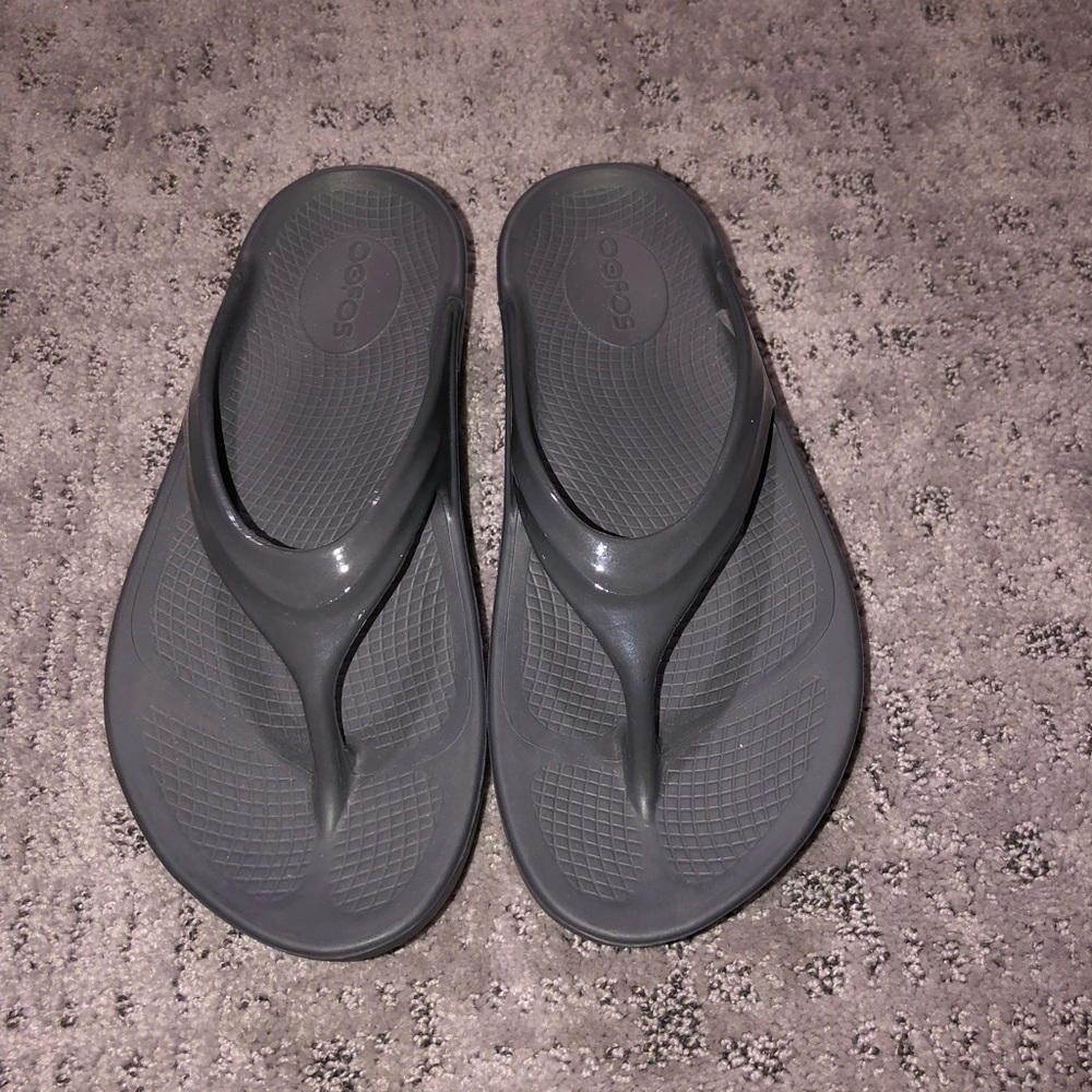 Oofos Women's Oolala Thong Sandal/flip flop in gray, size 7